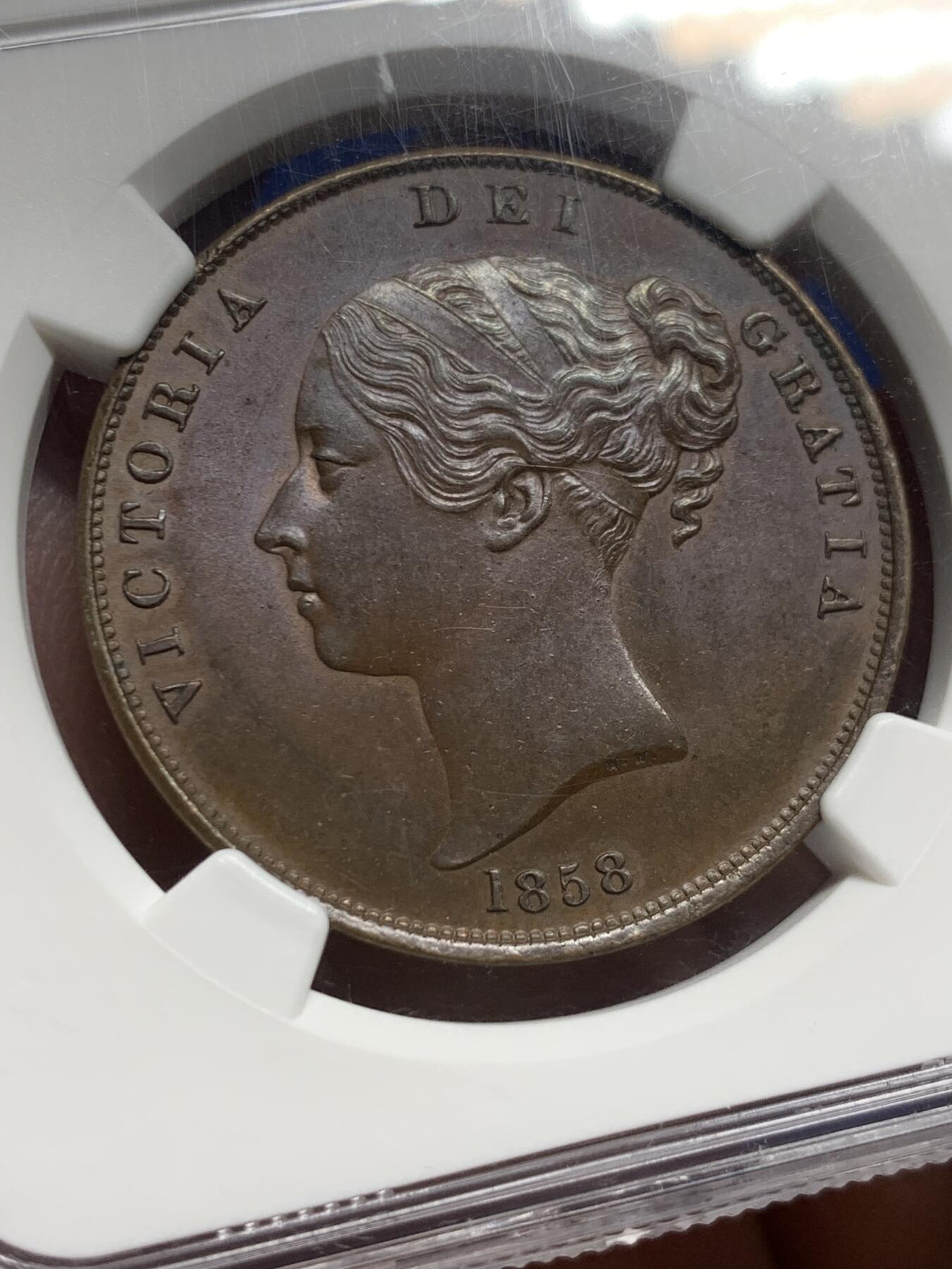 《竞宝斋》第444场 周日，周一，2场连拍 （全场包邮） NGC MS63BN 英国1858年 维多利亚女王 1便士 铜币 巧克力包浆 整体状态优秀