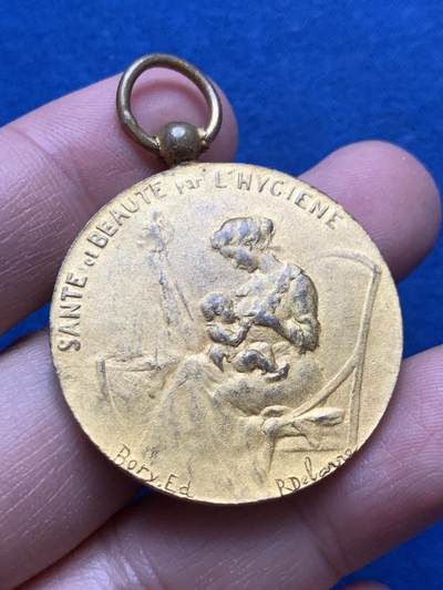 《竞宝斋》第444场 周日，周一，2场连拍 （全场包邮） - 1913镀金纪念章一枚 正面人像细腻 细节见图 带环总重约20.6克 35.5mm