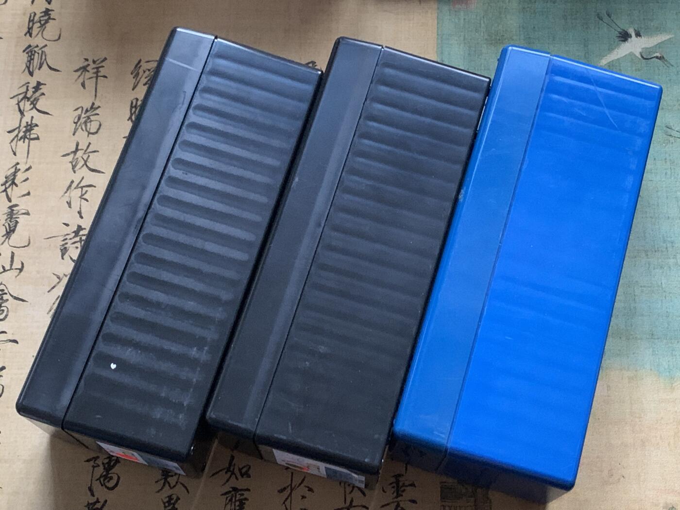 《竞宝斋》第444场 周日，周一，2场连拍 （全场包邮） PCGS官网收纳盒三个，两黑一蓝，每盒可收纳20枚PCGS评级币。