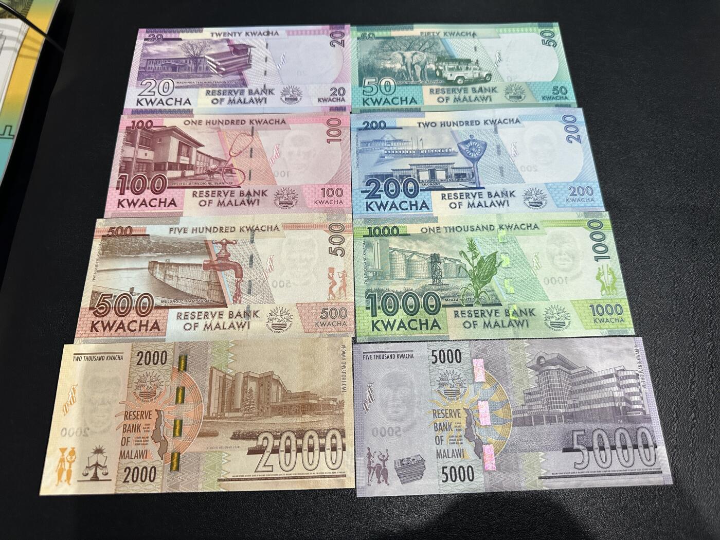 《外钞收藏家》第五百九十期（欧洲强钞、港币、硬通货及丰富裸币大拍场）（本平台长期征集拍品、欢迎藏友们联系合作） 马拉维20-5000面额 6张一起 全新UNC 全部是靓号尾7