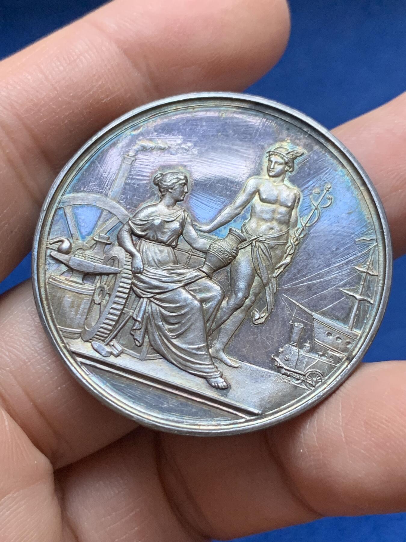 《竞宝斋》第444场 周日，周一，2场连拍 （全场包邮） 19世纪德国纺织贸易协会纪念银章 五彩包浆 重约20.9克 直径40.2mm 950边铭 底板有丝状痕迹 细节见图