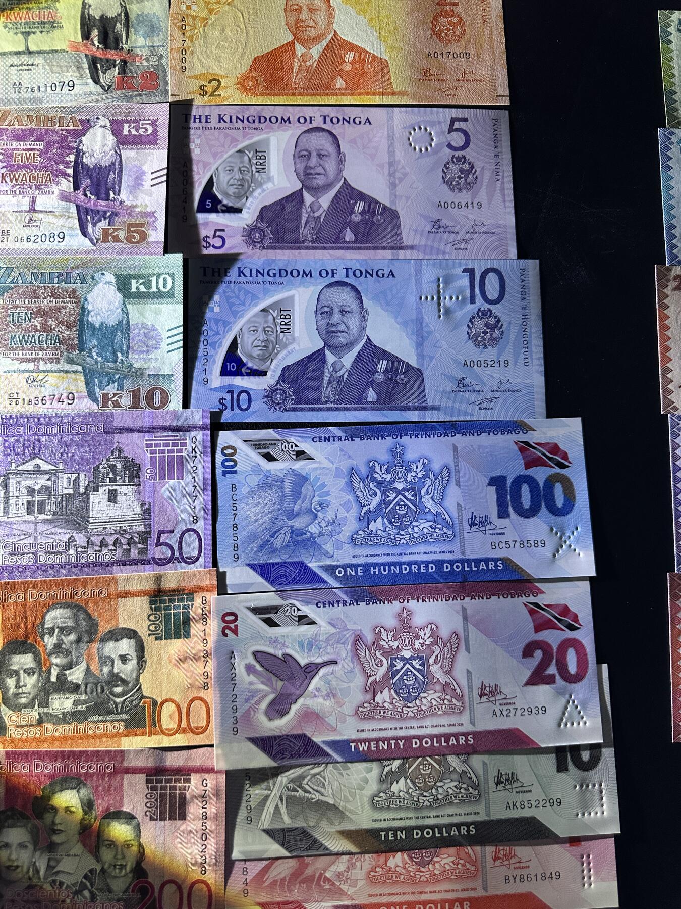 《外钞收藏家》第五百九十期（欧洲强钞、港币、硬通货及丰富裸币大拍场）（本平台长期征集拍品、欢迎藏友们联系合作） 塞拉利昂、赞比亚、多米尼加、汤加、特里达尼亚和多巴哥 五个国家19张一起 全新UNC