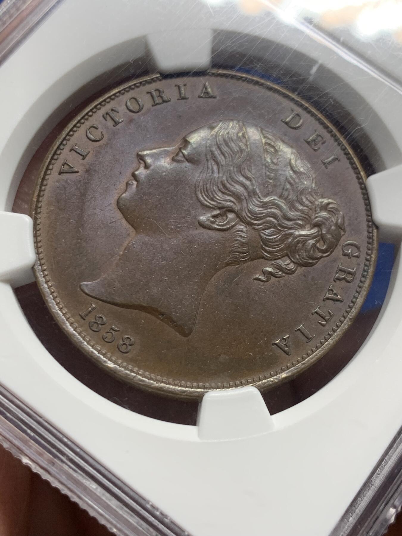 《竞宝斋》第444场 周日，周一，2场连拍 （全场包邮） NGC MS63BN 英国1858年 维多利亚女王 1便士 铜币 巧克力包浆 整体状态优秀