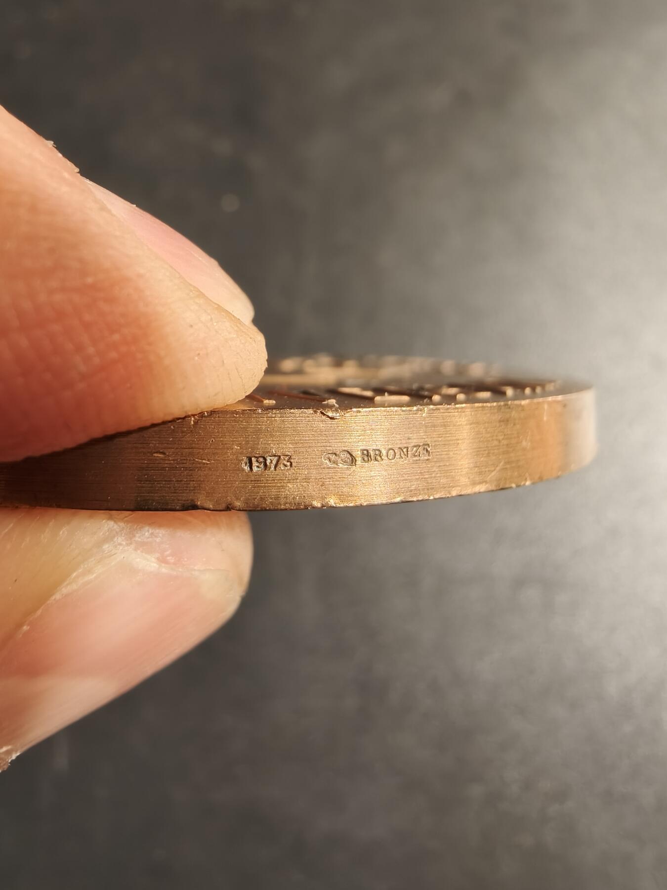 老王徽章第167期 法国互助总保险公司大铜章    直径68mm.    重量153g