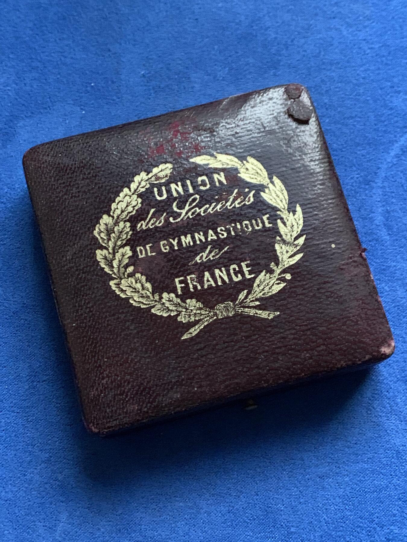 《竞宝斋》第444场 周日，周一，2场连拍 （全场包邮） 法国1890年体操协会联盟 贝桑松分会纪念铜章 82.7克 58.2mm 丰饶角铜标 带原盒 字迹对应