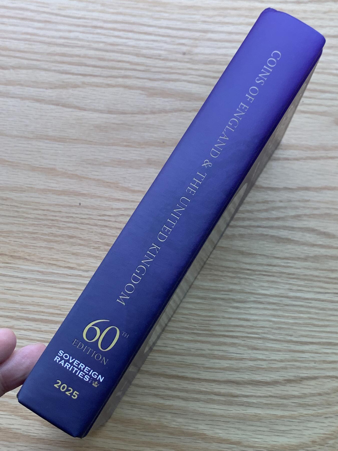 《竞宝斋》第444场 周日，周一，2场连拍 （全场包邮） 2025最新版英国钱币标准目录，完整收录英国从打制币到10进制前的钱币，英系藏家必备，PCGS和NGC官方参考目录，约1.15公斤。