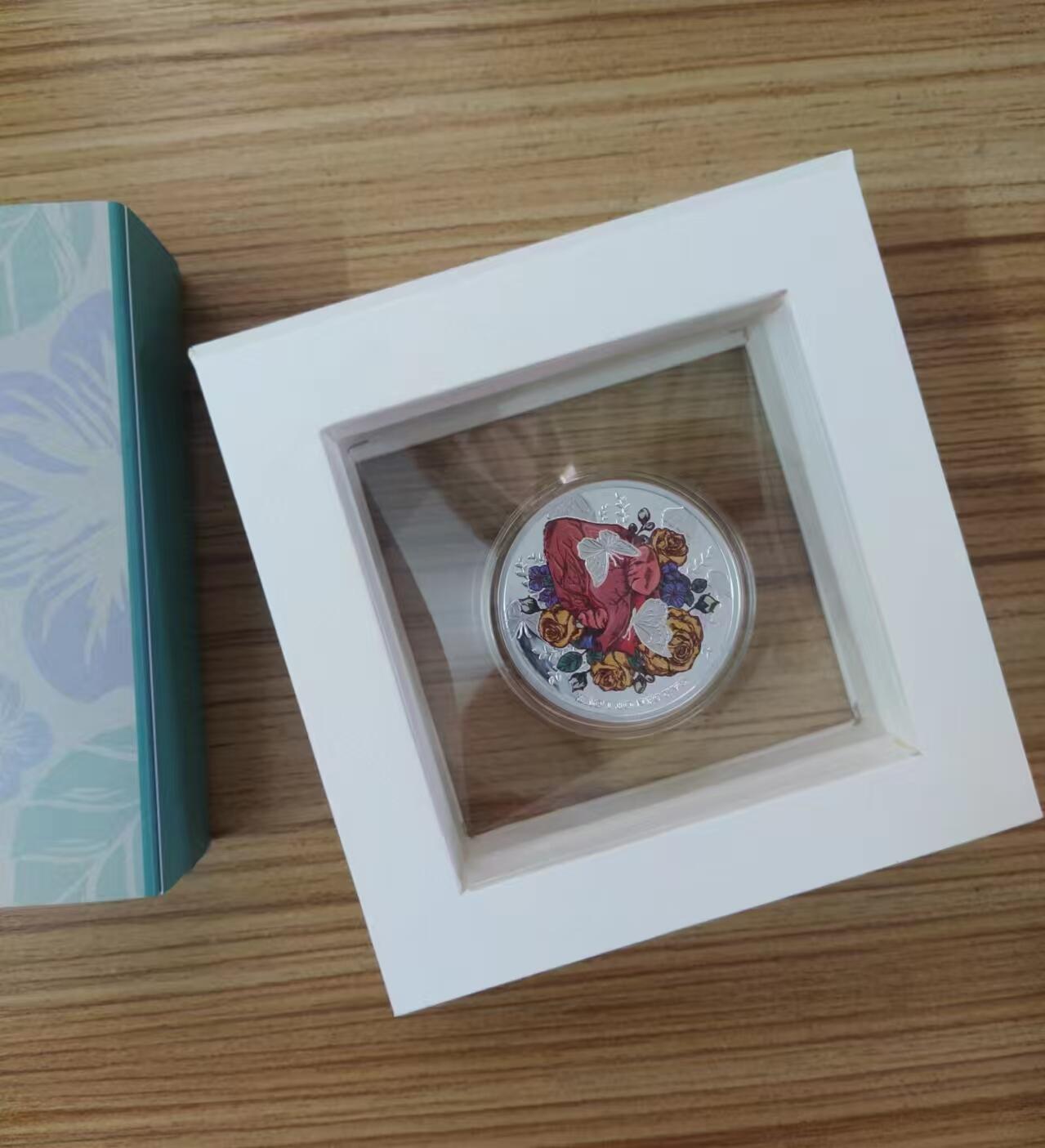 ❤️【币观天下】❤️ 第333期钱币拍卖- 2025.12.5周五晚上6点半场-长期征集拍品 喀麦隆2023，“爱的花园”，激光镭射磨砂,鲜艳数码彩色,microprinting缩微美化防伪技术,彩色精制银币. 盒证全. 超精美漂亮. 国外售价112欧元