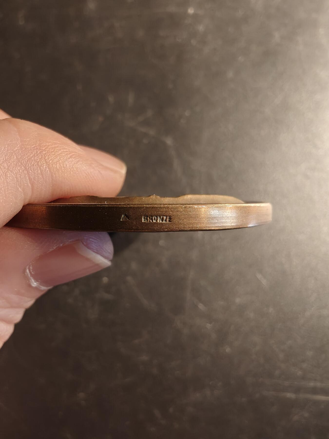 老王徽章第167期 法国奥古斯特·梅西耶将军大铜章     他是德雷福斯事件的审判者，也是前法国陆军部长，他坚定的认为德雷福斯有罪        直径48mm.    重量52.9g