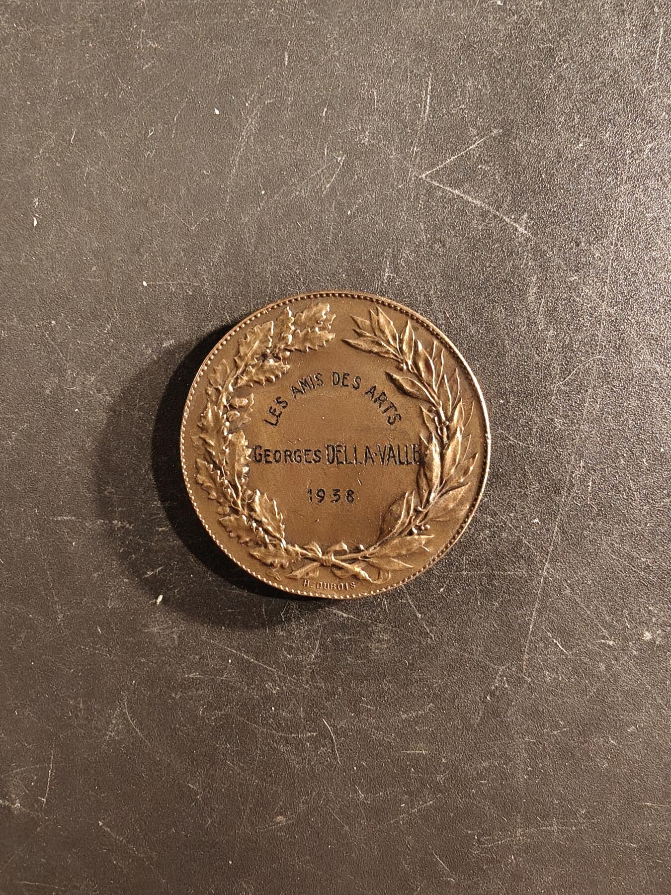 老王徽章第167期 法国艺术之友协会大铜章     直径32mm.    重量16.9g