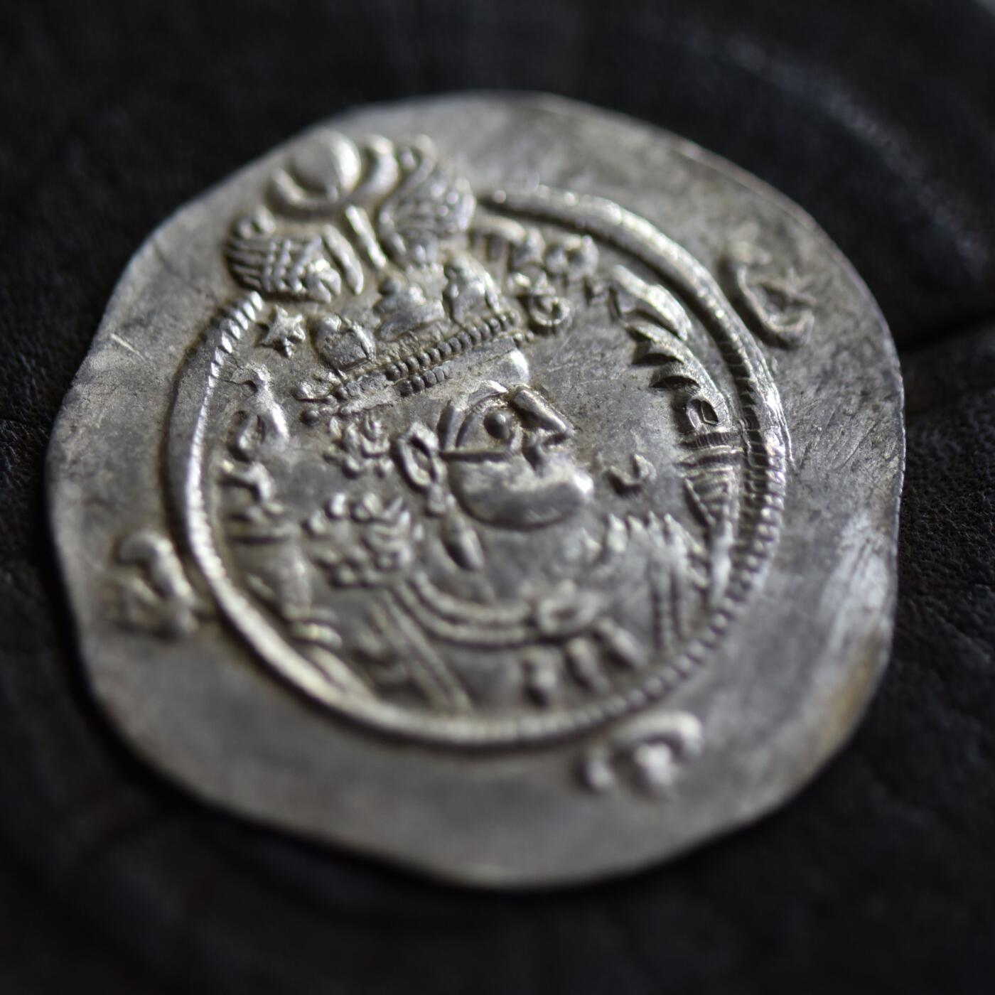 【良泉】【2025年最后一场】12月18日晚19.30点开拍！188组【直播场】西方古代钱币、丝路杂项、印章！ 【藏家出品D】萨珊帝国阿尔达希尔三世（公元628-630年）  造币厂：阿敏（AR） 铸造年份：统治第2年（公元629年）4.15克