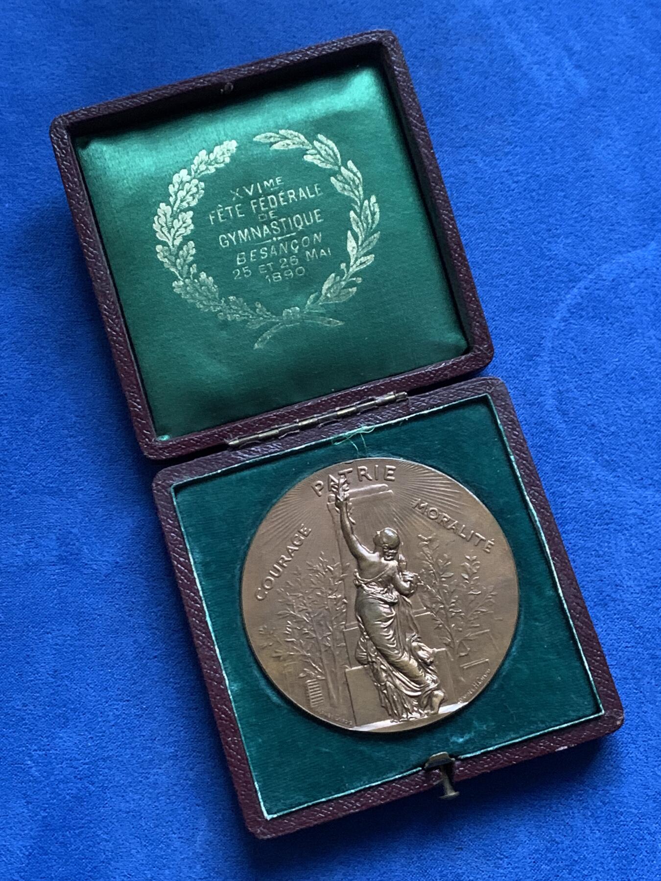 《竞宝斋》第444场 周日，周一，2场连拍 （全场包邮） 法国1890年体操协会联盟 贝桑松分会纪念铜章 82.7克 58.2mm 丰饶角铜标 带原盒 字迹对应