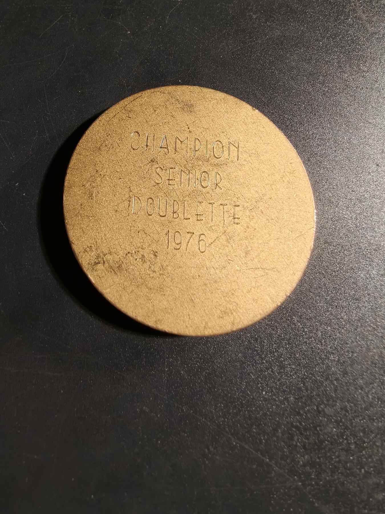 老王徽章第167期 法国田径运动镀金大铜章     直径50mm.    重量57g