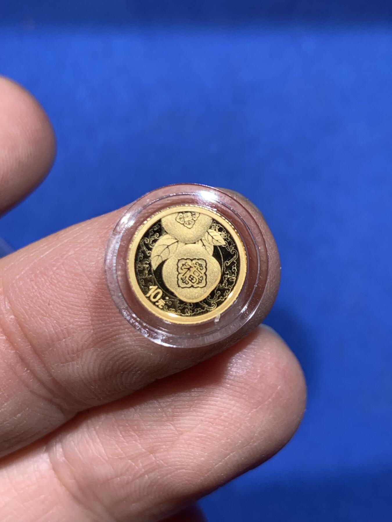 《竞宝斋》第444场 周日，周一，2场连拍 （全场包邮） 2025年贺岁金银币一套 包含一枚1克圆形金币与一枚8克菱形银币，附带原装礼盒与证书