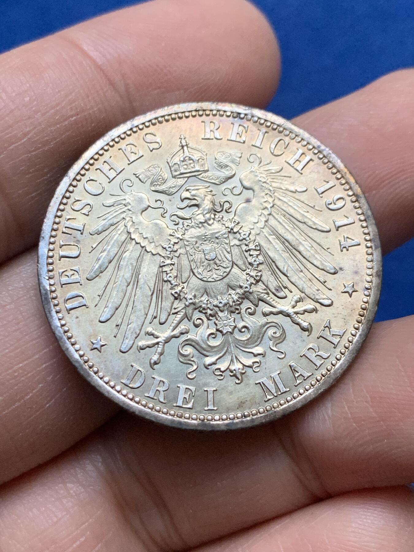 《竞宝斋》第444场 周日，周一，2场连拍 （全场包邮） 德国 1914年 安哈特德绍 3马克银币 包浆带彩 光度也不错 细节见图