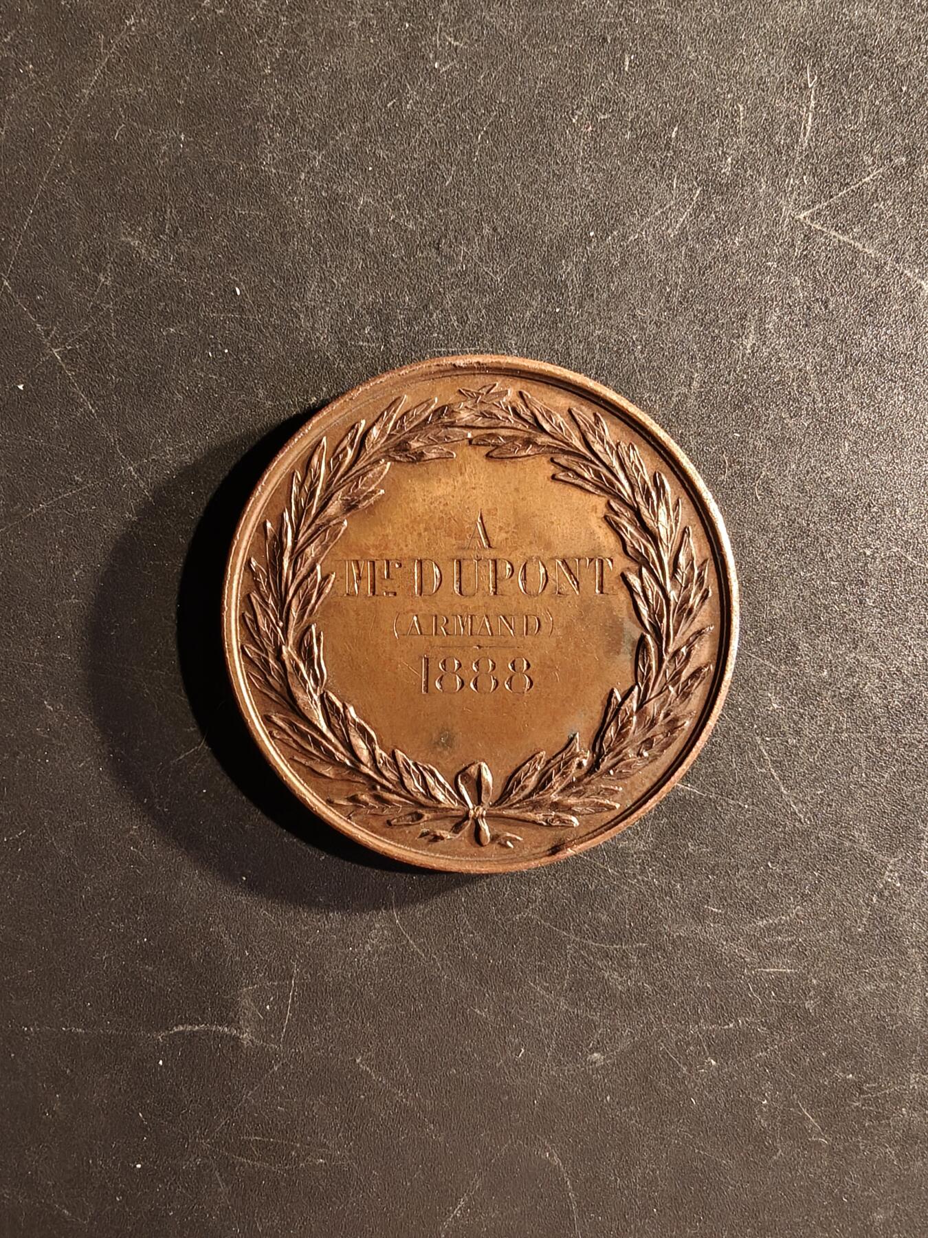 老王徽章第167期 法国巴黎动物保护协会大铜章     cuivre 铜标    直径41mm.    重量35.9g