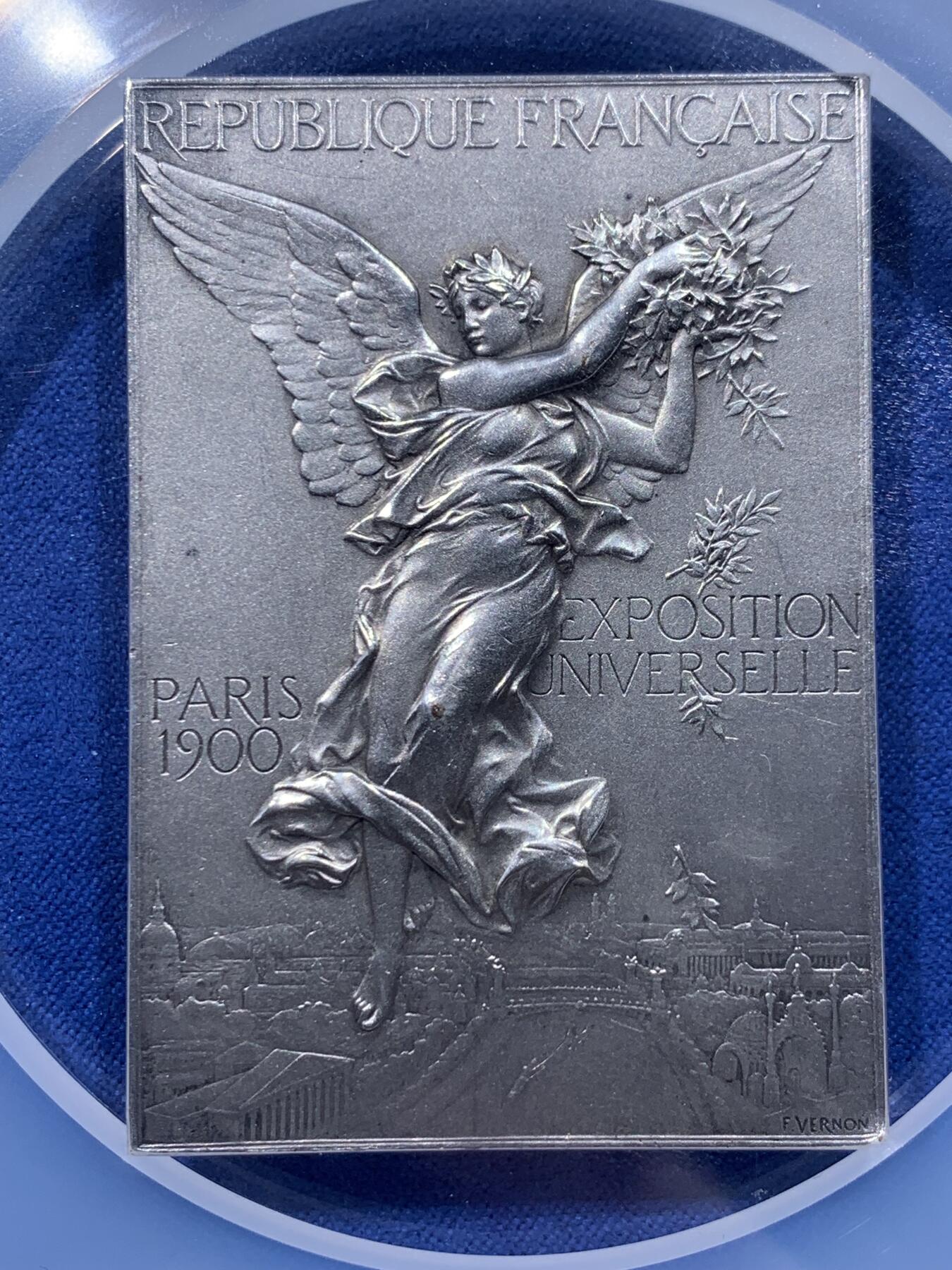 《竞宝斋》第444场 周日，周一，2场连拍 （全场包邮） NGC MS62 法国1900全国射击比赛镀银铜质方章 42*60mm 加大盒