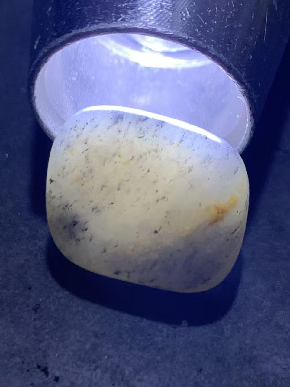 精美和田玉青花小独籽原石一颗，