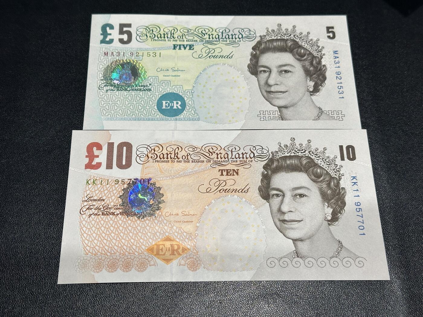 《外钞收藏家》第五百九十期（欧洲强钞、港币、硬通货及丰富裸币大拍场）（本平台长期征集拍品、欢迎藏友们联系合作） 英国E序列5和10镑 2张一起 全新UNC 全部是靓号尾1 但10镑有轻微潮点