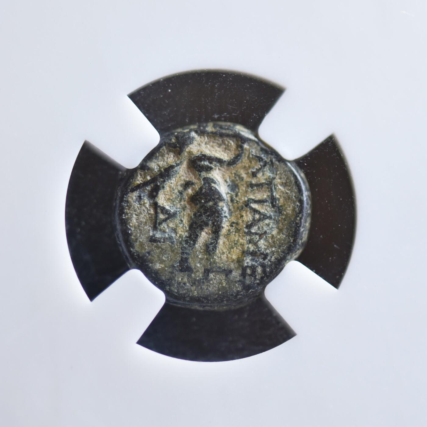 【良泉】【2025年最后一场】12月18日晚19.30点开拍！188组【直播场】西方古代钱币、丝路杂项、印章！  【藏家出品B】公元前88-40年，古希腊弗里几亚地区，阿帕梅亚城打制，提喀女神/萨堤尔-玛尔叙阿斯吹笛，铜币，4.47克