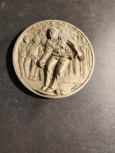 老王徽章第167期 - 法国滚球运动纪念章     直径66mm.    重量98.7g