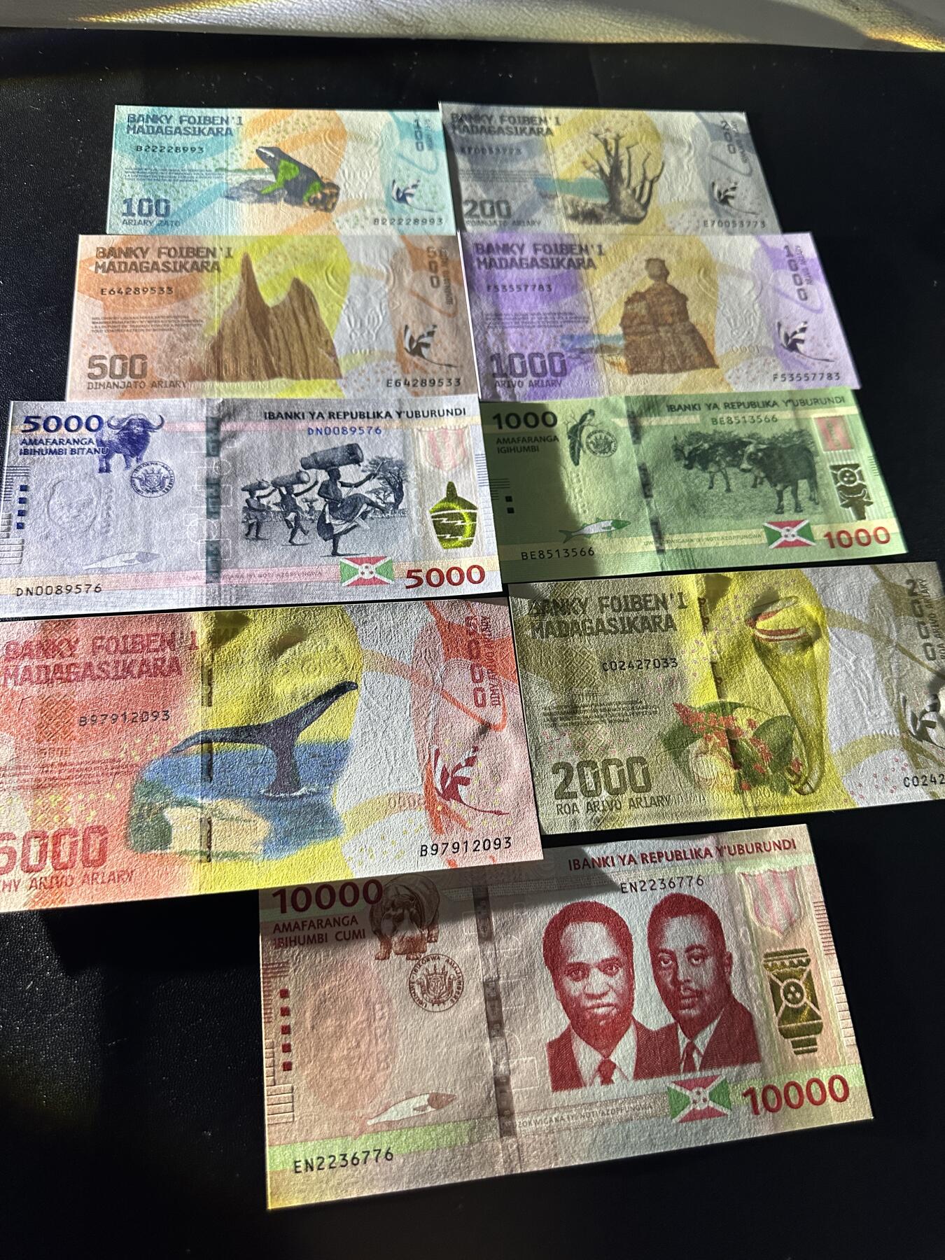 《外钞收藏家》第五百九十期（欧洲强钞、港币、硬通货及丰富裸币大拍场）（本平台长期征集拍品、欢迎藏友们联系合作） 马达加斯加和布隆迪2套纸币一起 全新UNC 分别是尾3和6