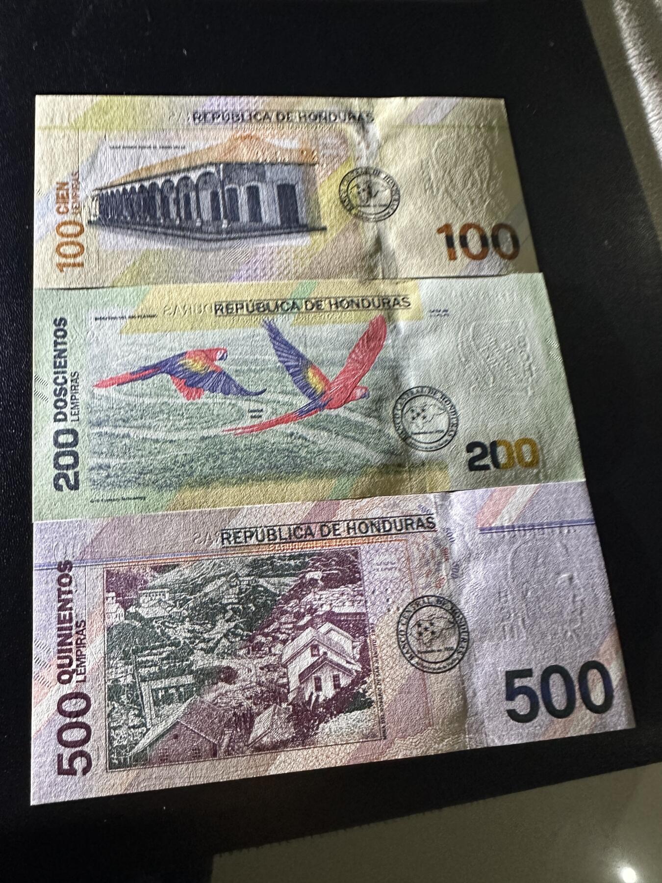 《外钞收藏家》第五百九十期（欧洲强钞、港币、硬通货及丰富裸币大拍场）（本平台长期征集拍品、欢迎藏友们联系合作） 洪都拉斯100、200、500面额 三张一起 全新UNC 尾9