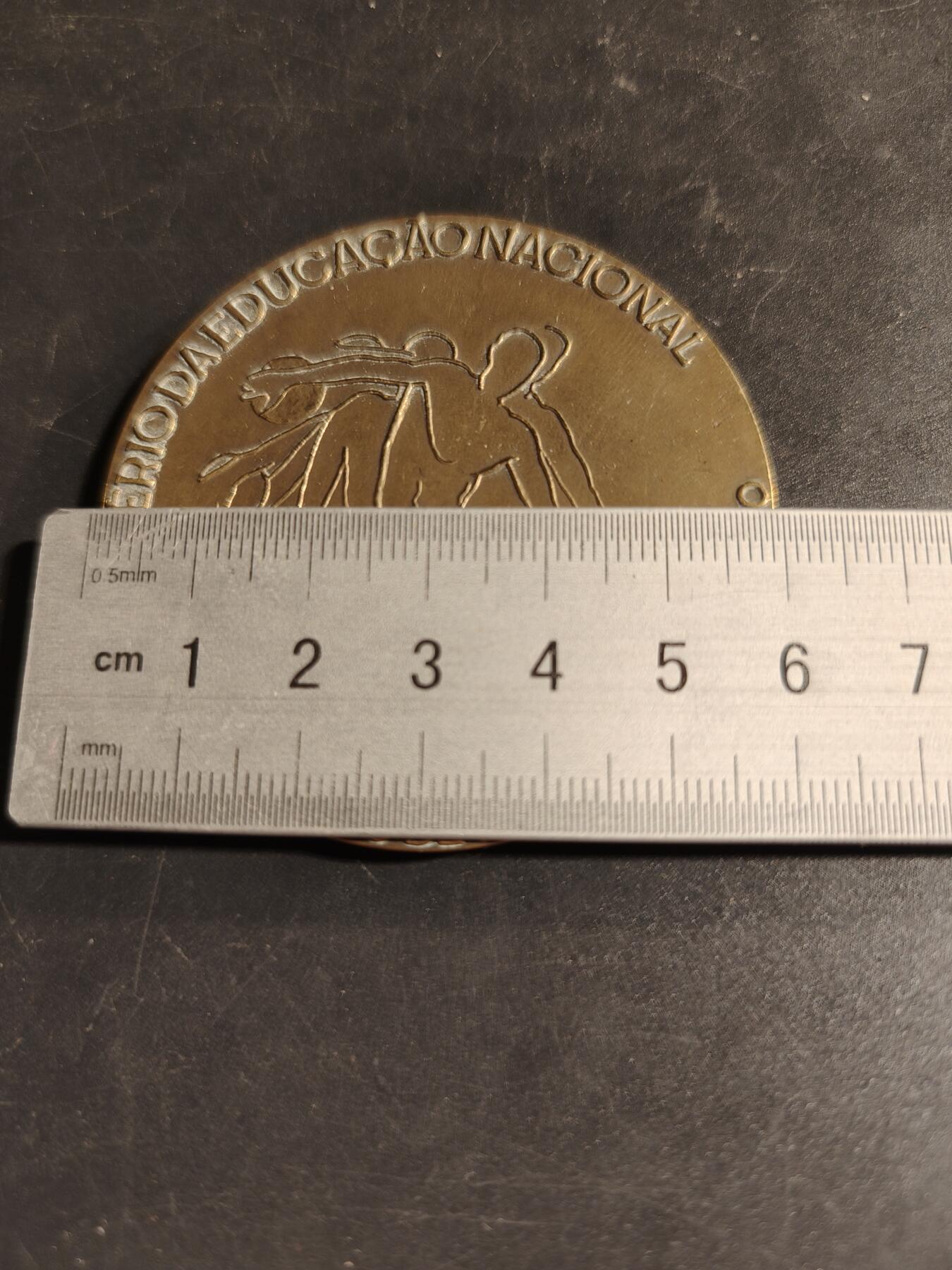 老王徽章第167期 葡萄牙教育部体育发展基金会铜章      直径60mm.    重量95g