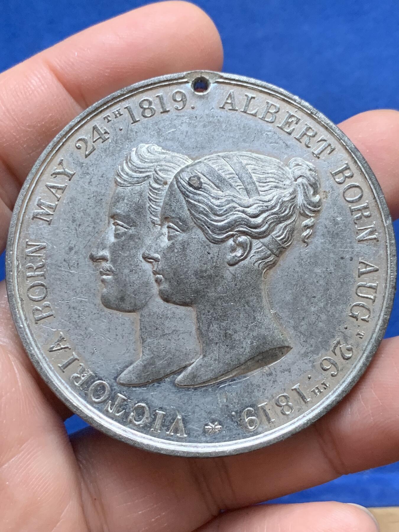 《竞宝斋》第444场 周日，周一，2场连拍 （全场包邮） 英国1841年威尔士王子受洗纪念章，白色金属材质，有打孔，51.7克，53.5mm。