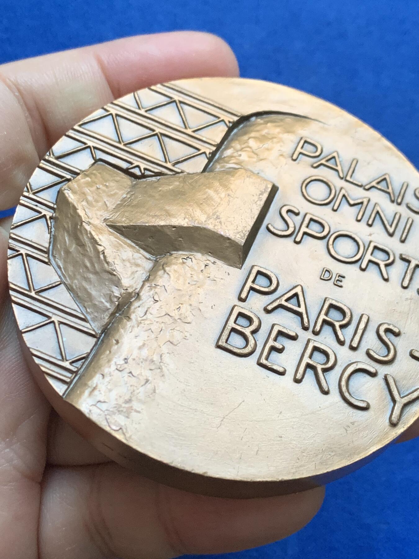 《竞宝斋》第444场 周日，周一，2场连拍 （全场包邮） 法国巴黎贝尔西综合体育馆铜章 263.5克 71.6mm 1984 丰饶角铜标