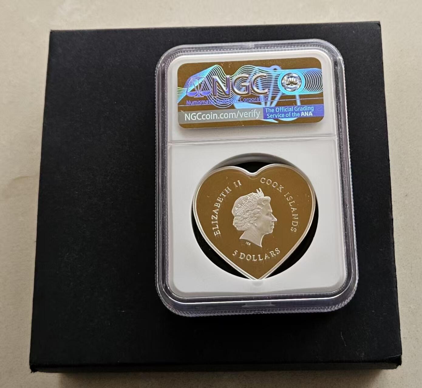 ❤️【币观天下】❤️ 第333期钱币拍卖- 2025.12.5周五晚上6点半场-长期征集拍品 NGC库克2022年爱心施华洛世奇水晶镶嵌心形银币评级币带证书包装