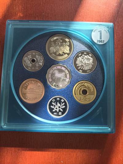长老汇蛇年精选第七十八场拍卖 - 2002日本科技系列之一6枚精制币套装小方盒，含银质梅花形银章1枚