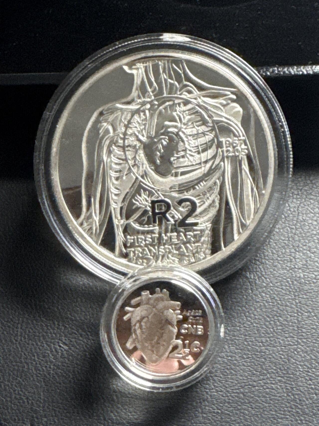 ❤️【币观天下】❤️ 第333期钱币拍卖- 2025.12.5周五晚上6点半场-长期征集拍品 获奖币南非2017年心脏移植手术精制银币大小一对（分开包装版）