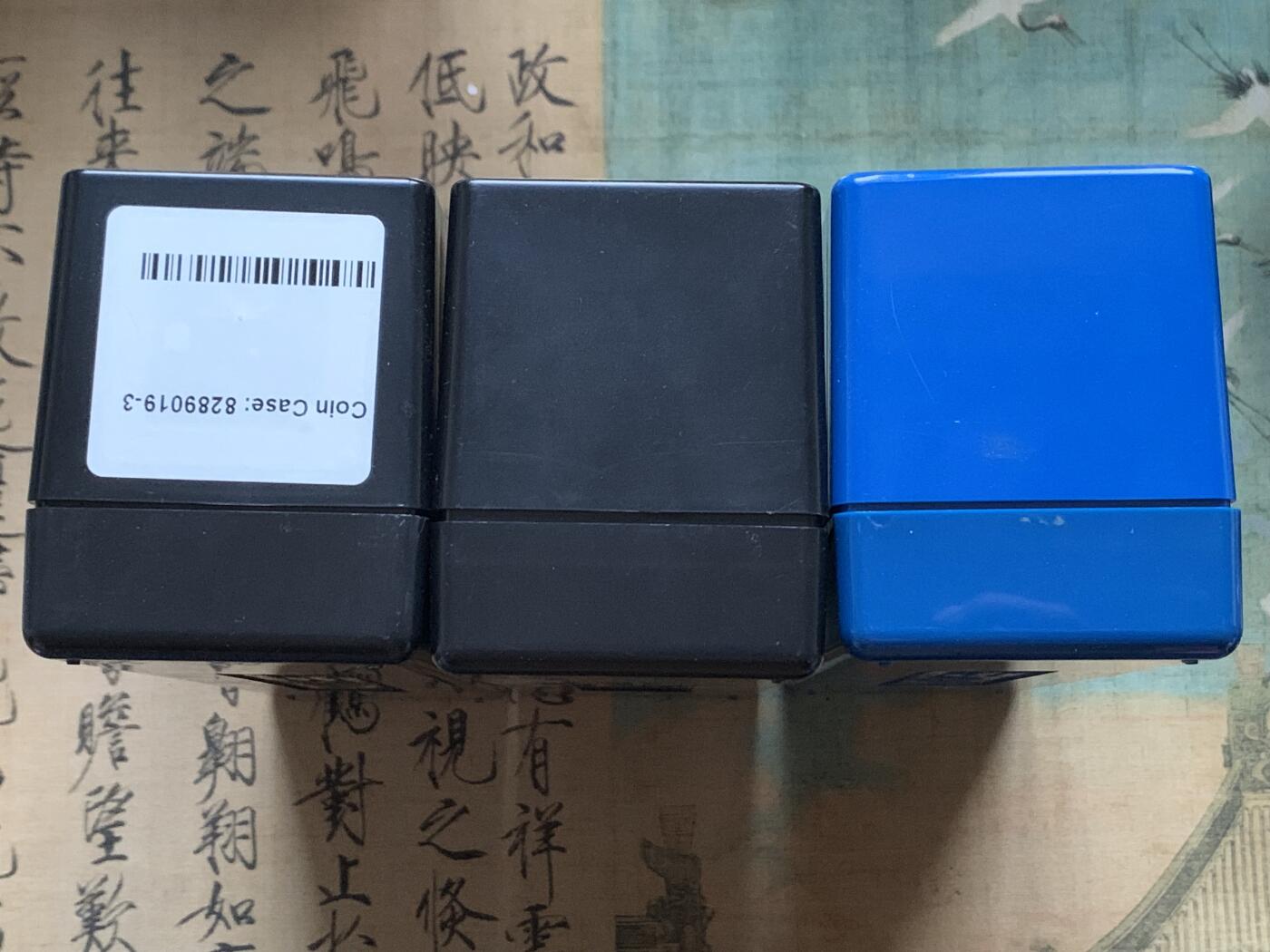 《竞宝斋》第444场 周日，周一，2场连拍 （全场包邮） PCGS官网收纳盒三个，两黑一蓝，每盒可收纳20枚PCGS评级币。