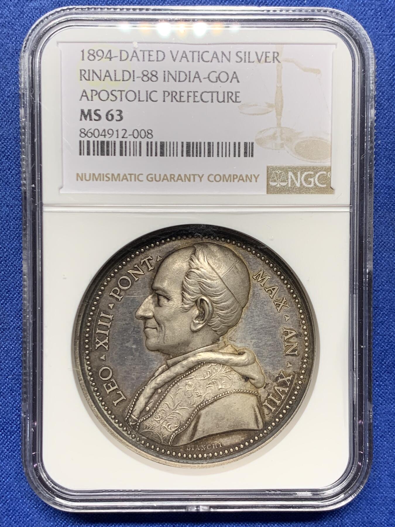 《竞宝斋》第444场 周日，周一，2场连拍 （全场包邮） NGC MS63 高分 1894年梵蒂冈教皇利奥十三世纪念建立印度教区高浮雕精美银章 ，人物栩栩如生，淡彩包浆，细节丝丝入扣，不可多见的珍品。加厚盒