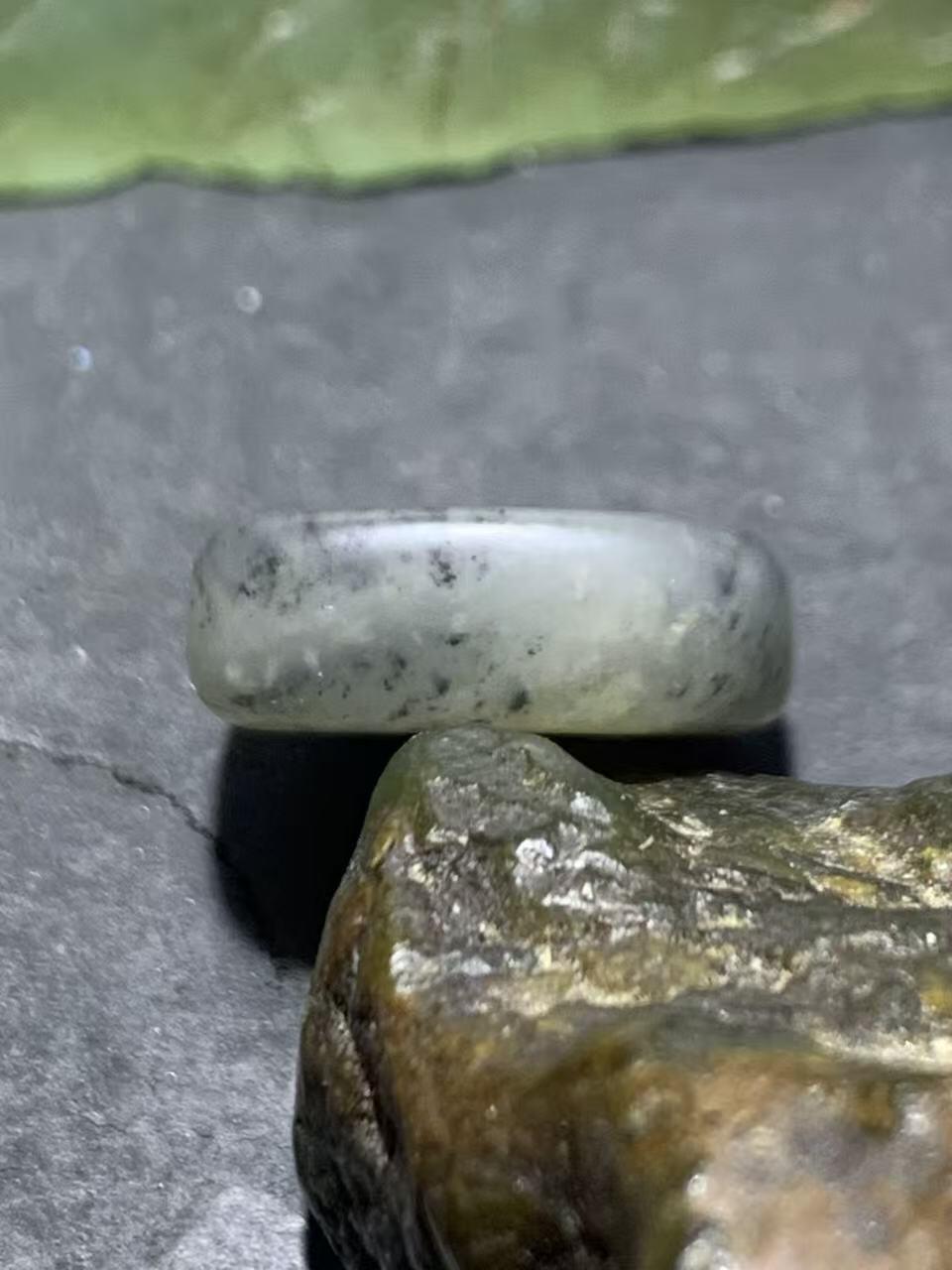 精美和田玉青花小独籽原石一颗，