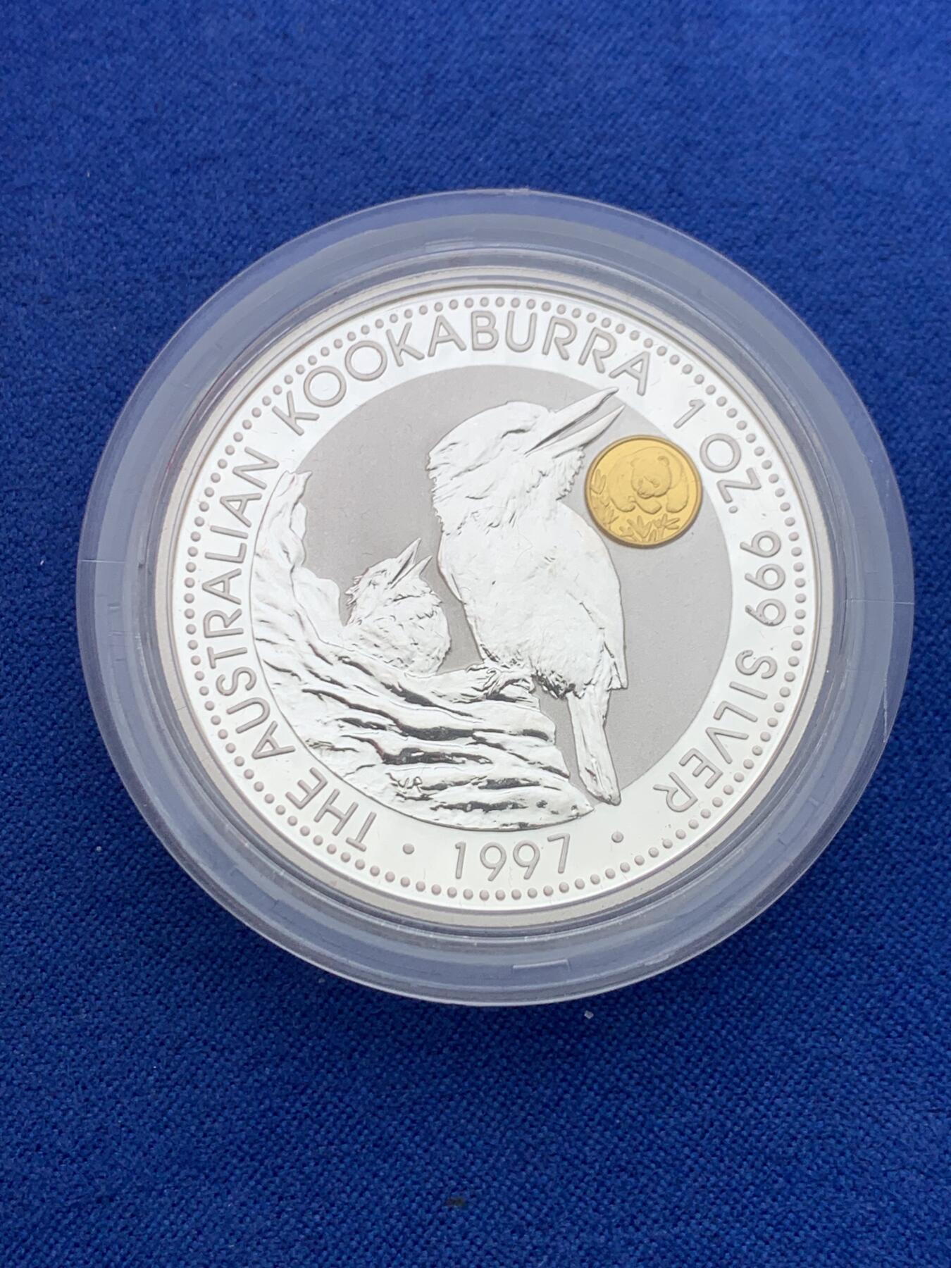 《竞宝斋》第444场 周日，周一，2场连拍 （全场包邮） 澳大利亚 1997年 笑翠鸟 熊猫镶嵌银币 每枚含纯银1盎司999银，镶嵌部分重约0.5克黄金，发行1.5万枚，为上海国际钱币展而发行，细节见图。