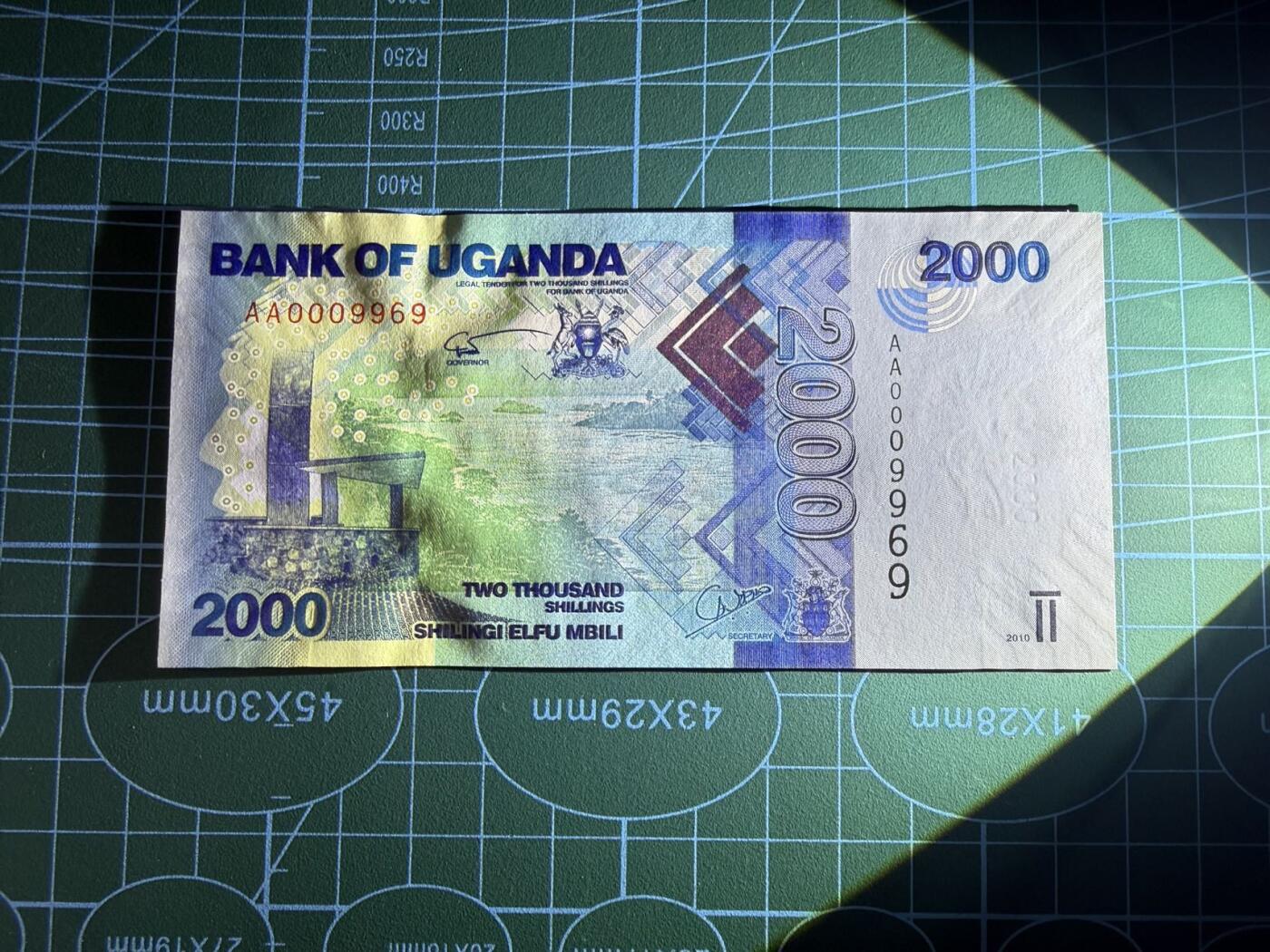 【炜奕收藏】，第五十二期 2010年乌干达2000先令，UNC品相，AA冠千位倒置号