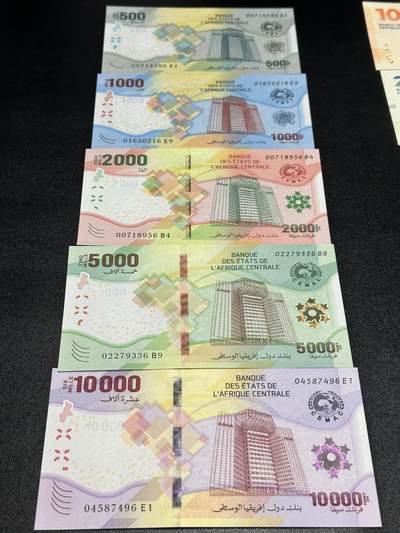 《外钞收藏家》第五百九十期（欧洲强钞、港币、硬通货及丰富裸币大拍场）（本平台长期征集拍品、欢迎藏友们联系合作） - 中非500-1万面额 五张一起 全新UNC 尾6