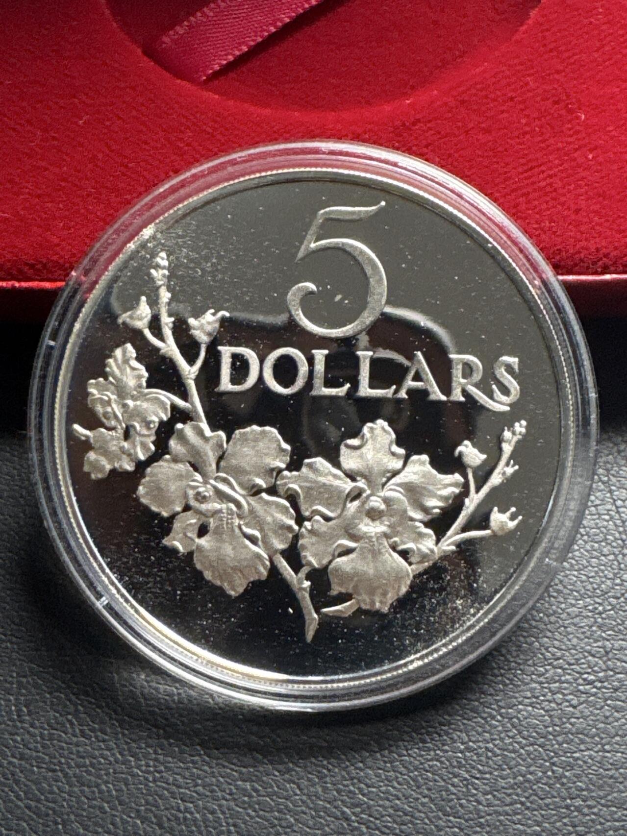 ❤️【币观天下】❤️ 第333期钱币拍卖- 2025.12.5周五晚上6点半场-长期征集拍品 新加坡1984年建国25周年胡姬花精制纪念银币盒证齐全