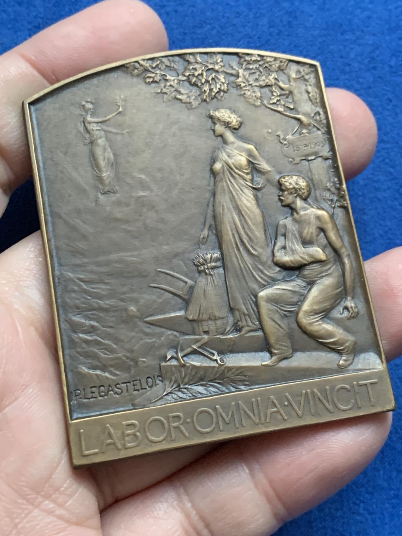 《竞宝斋》第444场 周日，周一，2场连拍 （全场包邮） 可展示 1903年瑞士苏黎世金融银行法国分支机构成立25周年纪念铜章 63.2克 50*64.5mm 丰饶角铜标 带原盒