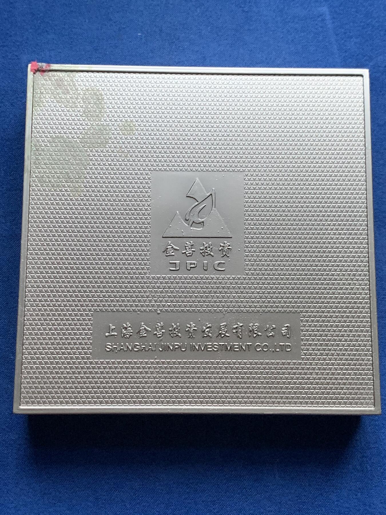 《竞宝斋》第444场 周日，周一，2场连拍 （全场包邮） 上海金菩发行蛇年异形高浮雕铜章，铜章正面图案为“灵蛇献珠”及吉祥纹饰，背面为隋珠并铭刻“灵蛇献珠”字样。直径很大，最宽处约有89.7MM，重409.5克，有厚实的金属盒装，带证书。