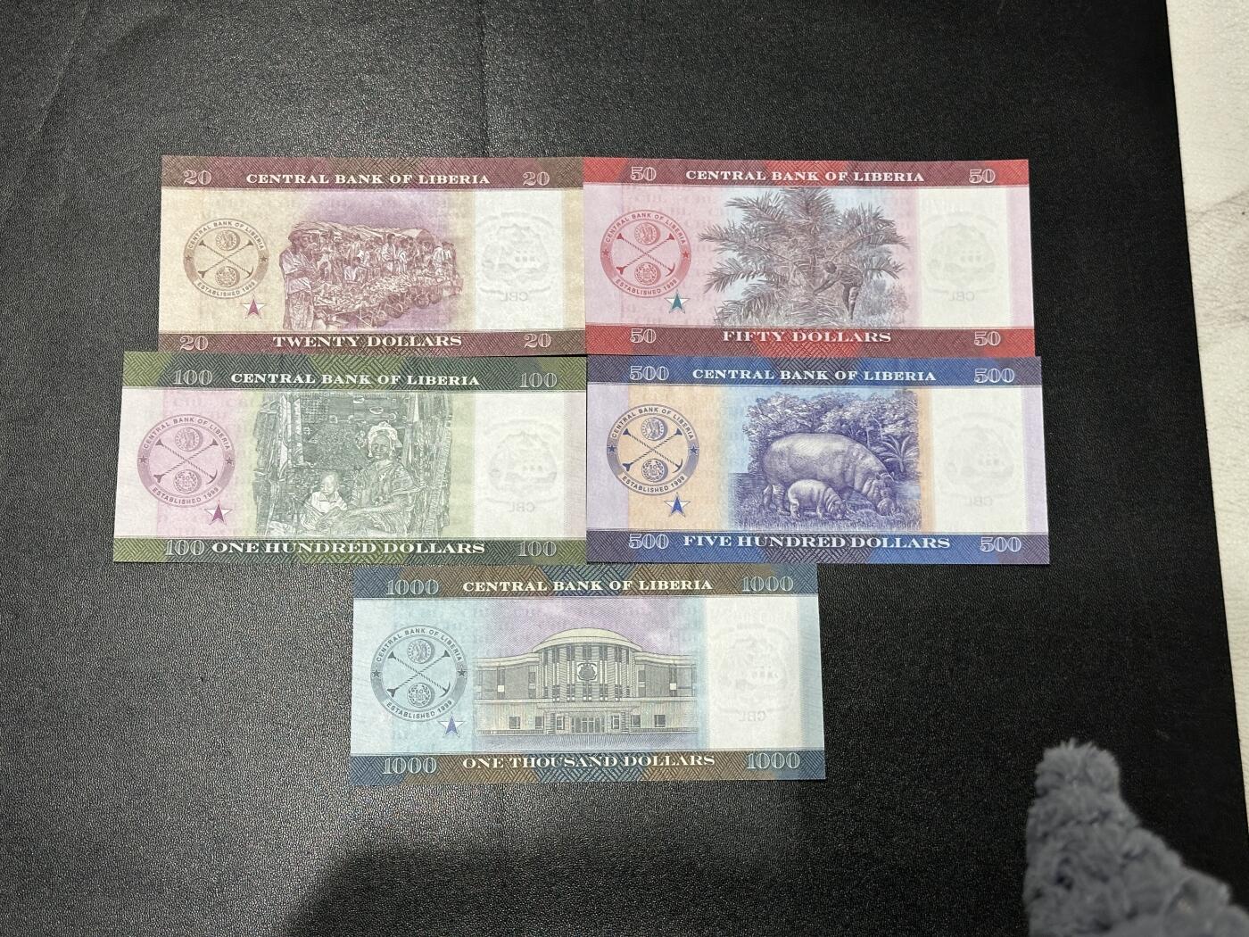 《外钞收藏家》第五百九十期（欧洲强钞、港币、硬通货及丰富裸币大拍场）（本平台长期征集拍品、欢迎藏友们联系合作） 利比里亚20-1000面额 五张一起 全新UNC 尾679