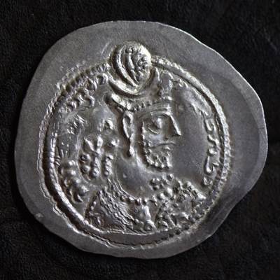 【良泉】【2025年最后一场】12月18日晚19.30点开拍！188组【直播场】西方古代钱币、丝路杂项、印章！ - 【藏家出品D】波斯萨珊银币瓦赫兰五世 公元420年~公元438年，4.2克