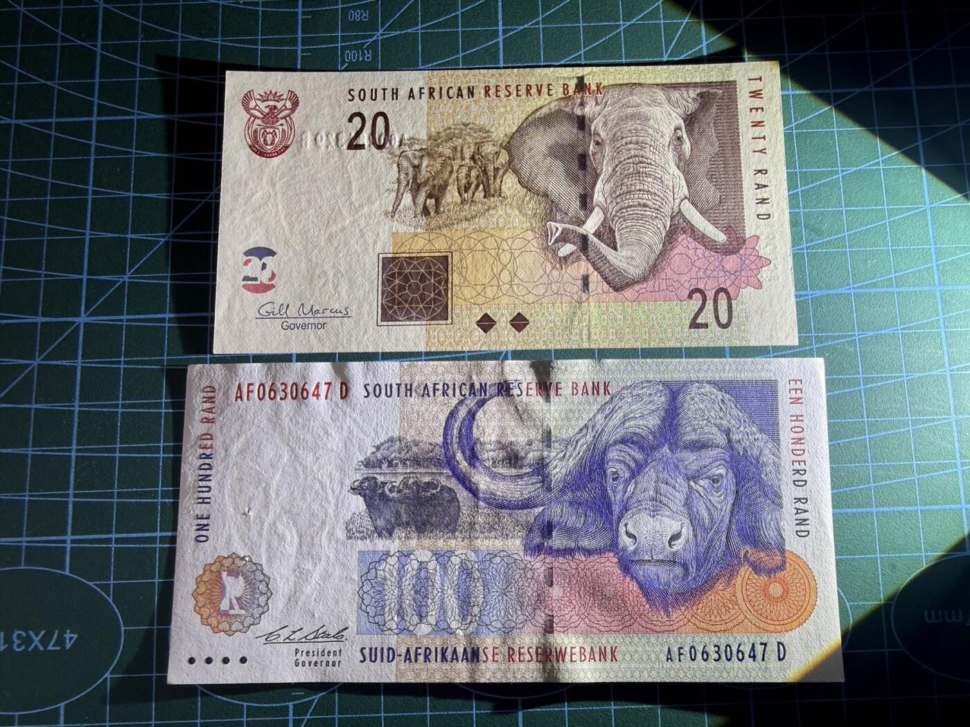 【炜奕收藏】，第五十二期 南非20&100兰特，UNC-/UNC品相，100兰特有一个针孔，包含一张无47