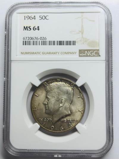 文馨钱币收藏第 283 场，【大雪鉴珍，寒英缀金】金银纪念币精品场，诚邀您的参与【长期接代拍品】 - 1964 年美国肯尼迪半美元银币，高银版 NGC 评级 MS64 分，原光底板双面边金色环彩包浆尤为难得
