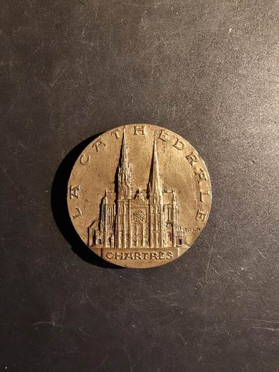 老王徽章第167期 - 法国沙特尔大教堂大铜章     直径48mm.    重量69.5g