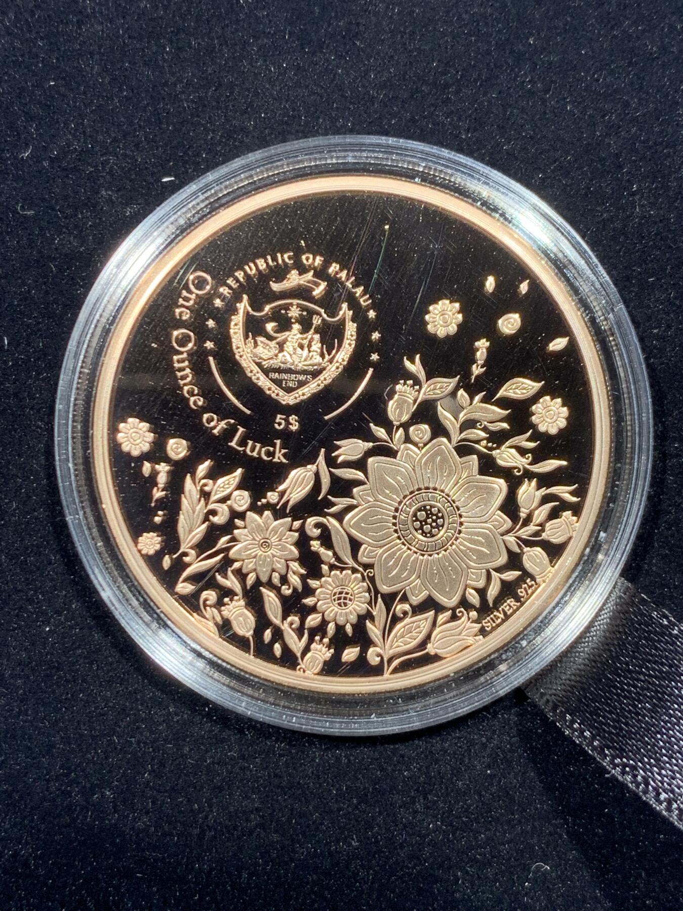 《竞宝斋》第444场 周日，周一，2场连拍 （全场包邮） 帕劳2022年幸运四叶草镶嵌银币 银镀玫瑰金，925银，重量1盎司，限量发行2022枚