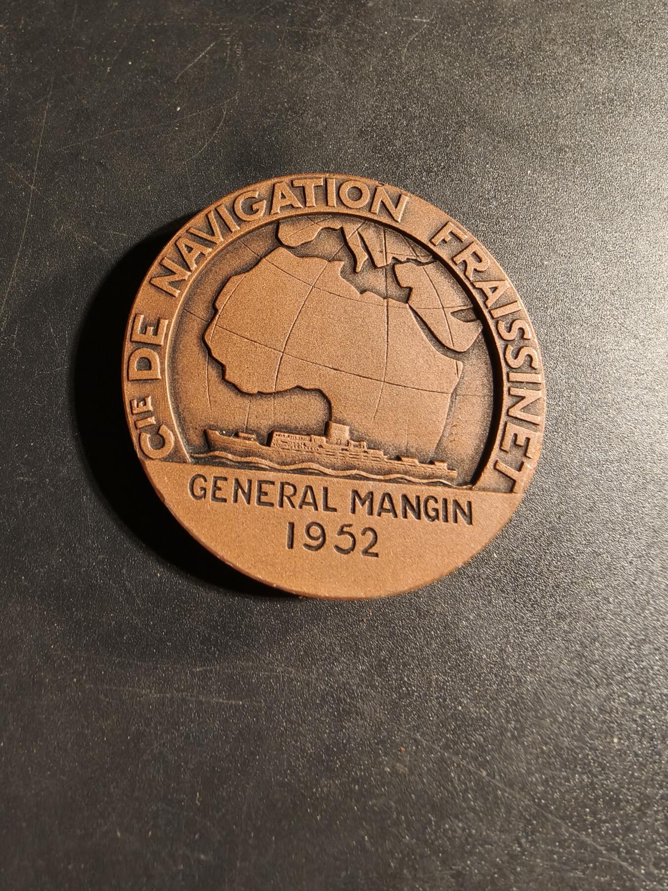 老王徽章第167期 法国法拉西内航运公司大铜章     正面为法国海军马金将军像      直径46mm.    重量60g