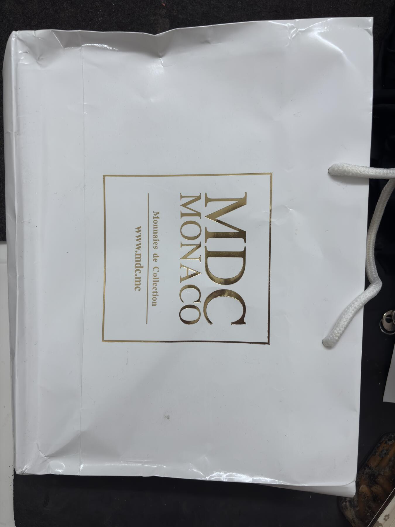 文馨钱币收藏第 283 场，【大雪鉴珍，寒英缀金】金银纪念币精品场，诚邀您的参与【长期接代拍品】 MDC精品拍卖目录 2025年新版 从古希腊到近现代 从币到章 不少精品难得一见 值得收入 全彩印大开本 重达 4-8 公斤以上，此书中拍不包邮，邮费自理，可指定快递（中通，极兔，顺丰）