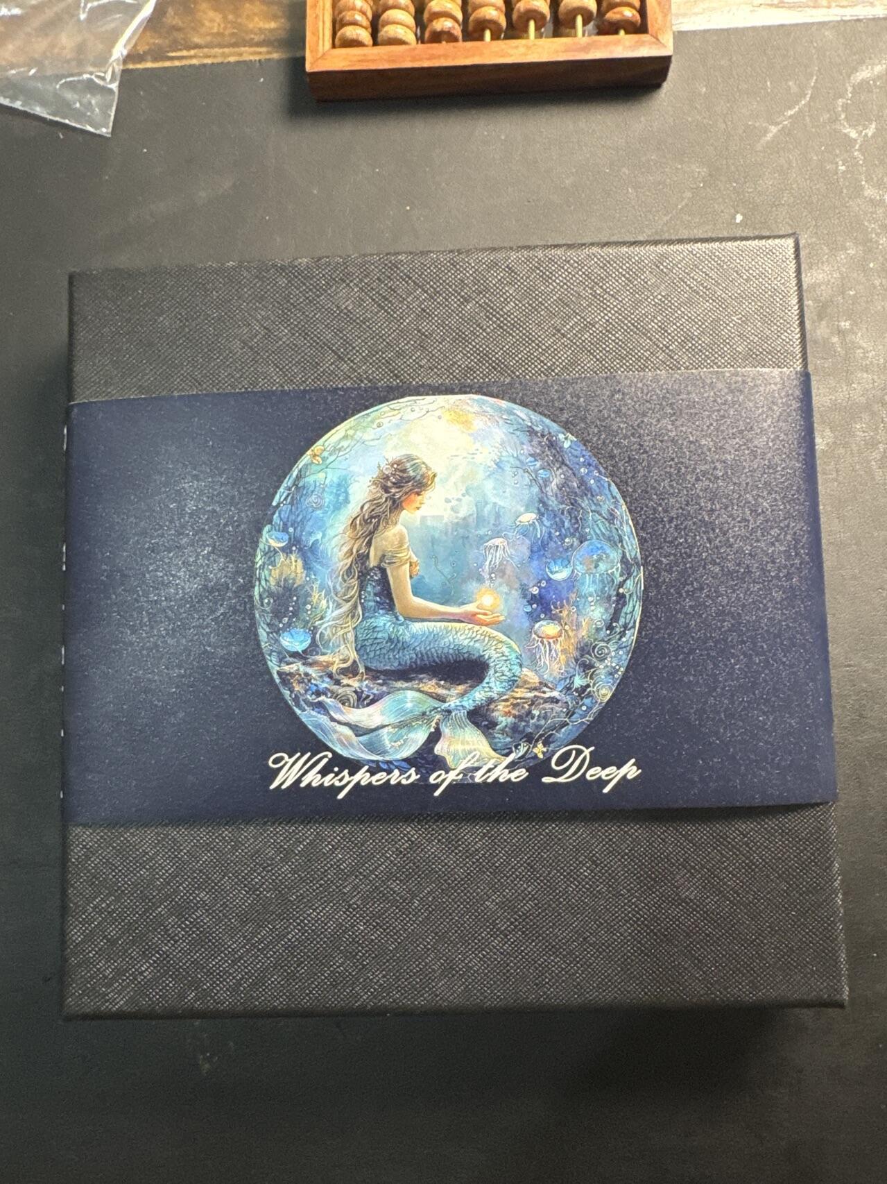 ❤️【币观天下】❤️ 第333期钱币拍卖- 2025.12.5周五晚上6点半场-长期征集拍品 利比里亚2026年海底世界美人鱼1盎司120毫米超薄工艺大尺寸彩色幻彩银币